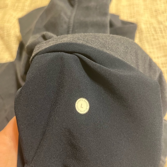 Lululemon men shorts - Picture 3 of 4